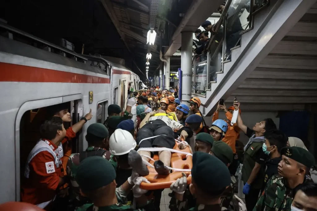Korban Kecelakaan Kereta Bekasi Perawatan Rsud 2 1024x683