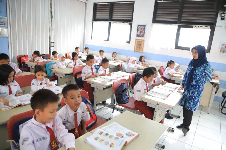 kegiatan belajar mengajar di salah satu sd negri tangerang