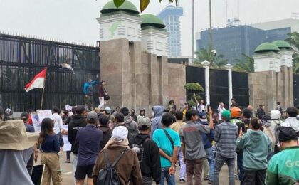 DPR RI Dikepung Massa: Empat Kelompok Gelar Demo dengan Tuntutan Beragam di Jakarta