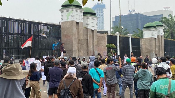 DPR RI Dikepung Massa: Empat Kelompok Gelar Demo dengan Tuntutan Beragam di Jakarta