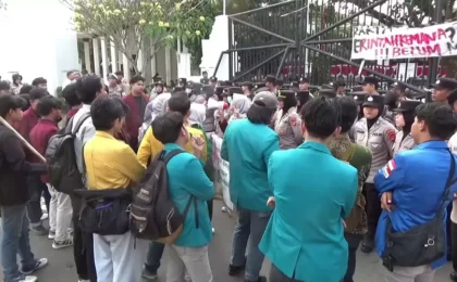 Mahasiswa BEM Banten Bersatu Gelar Aksi, Sampaikan 21 Tuntutan di Kantor Gubernur