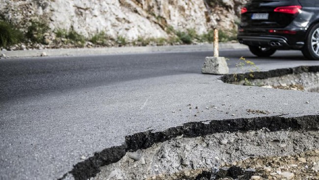 Baru 12 Jam Dicor, Jalan di Sepatan Tangerang Dibongkar Lagi karena Retak