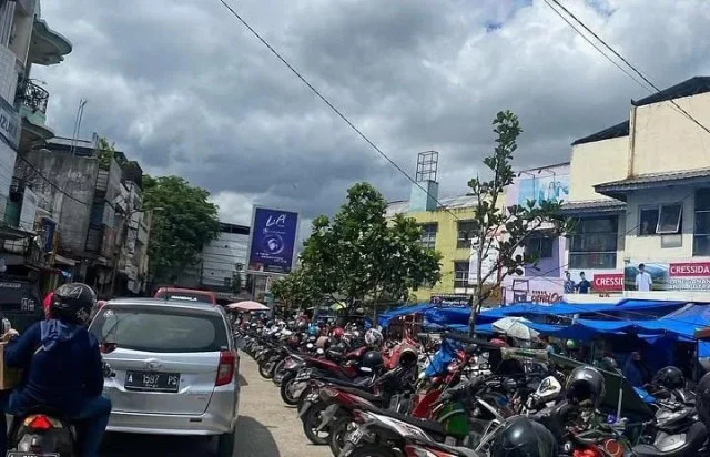 Suasana aktivitas tempat khusus parkir di Pasar Rangkasbitung. (Mg-Aldo Marantika/Bantennews)
