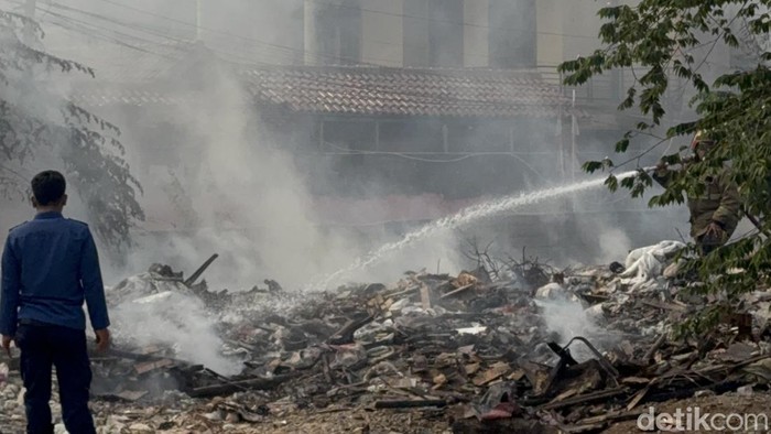 Kebakaran Sampah di Pisangan Tangsel Berkobar Lagi, Asap Tebal Mengepul