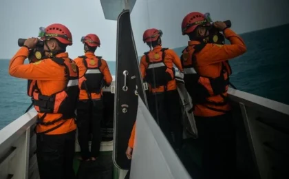 TNI AL Kerahkan Tiga KRI Cari Lima Jurnalis TNI AL Kerahkan Tiga KRI Cari Lima Jurnalis