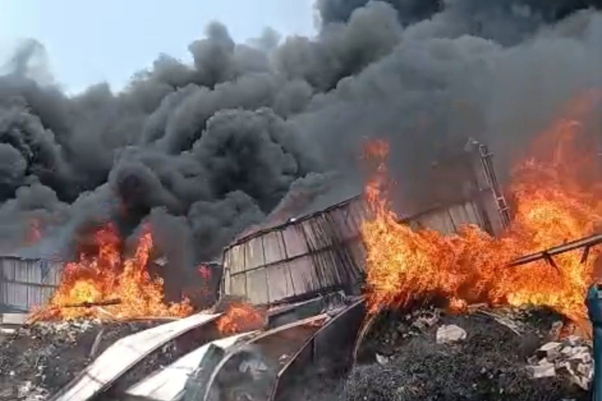 Kebakaran 28 Gudang Kosambi Padam Setelah 15 Jam