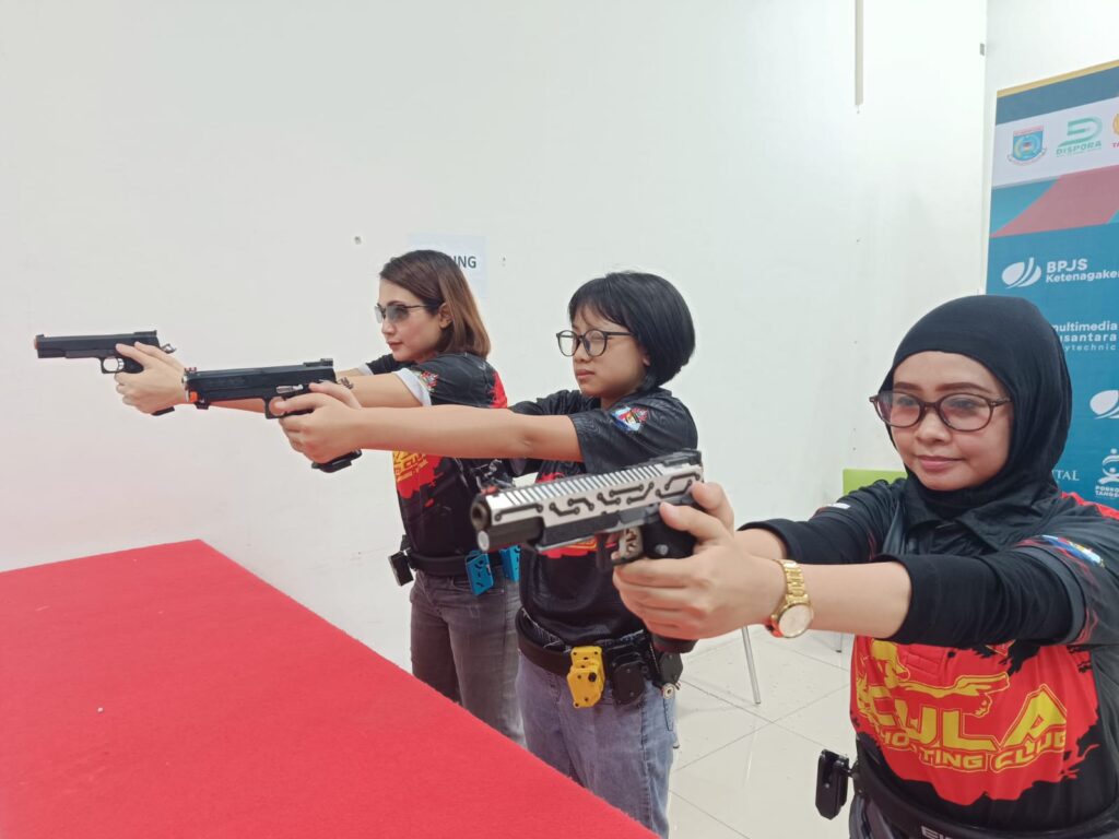 Kaum Hawa Kini Gemar Olahraga Menembak: Mengasah Fokus dan Adrenalin di Shooting Range
