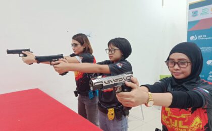 Kaum Hawa Kini Gemar Olahraga Menembak: Mengasah Fokus dan Adrenalin di Shooting Range
