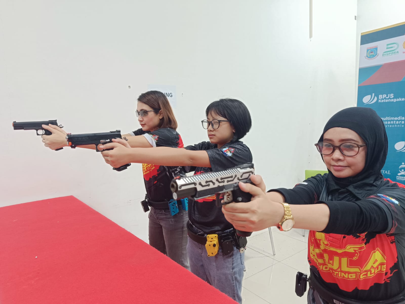 Kaum Hawa Kini Gemar Olahraga Menembak: Mengasah Fokus dan Adrenalin di Shooting Range