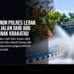 Water Cannon Polres Lebak Bersihkan Jalan dari Abu Vulkanik Anak Krakatau