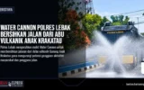 Water Cannon Polres Lebak Bersihkan Jalan dari Abu Vulkanik Anak Krakatau
