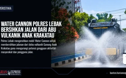 Water Cannon Polres Lebak Bersihkan Jalan dari Abu Vulkanik Anak Krakatau Water Cannon Polres Lebak Bersihkan Jalan dari Abu Vulkanik Anak Krakatau