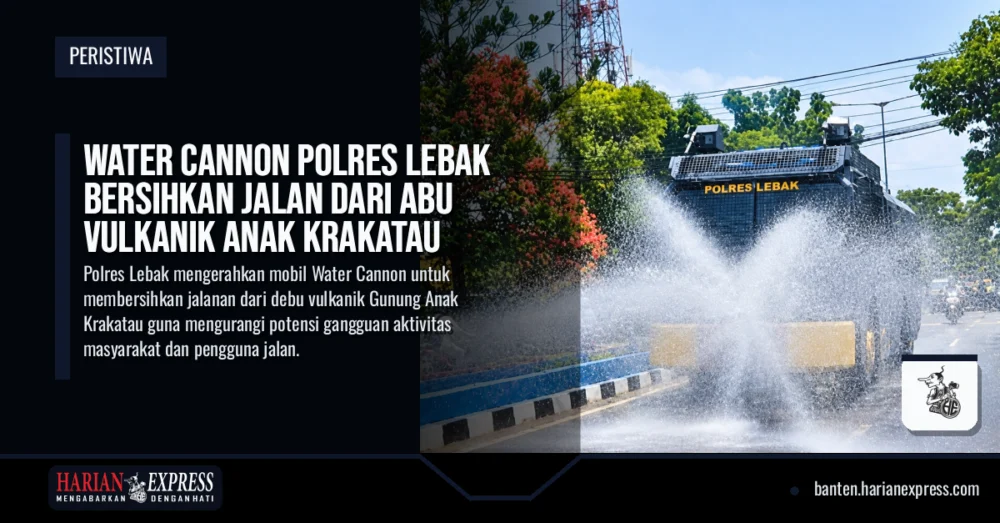 Water Cannon Polres Lebak Bersihkan Jalan dari Abu Vulkanik Anak Krakatau