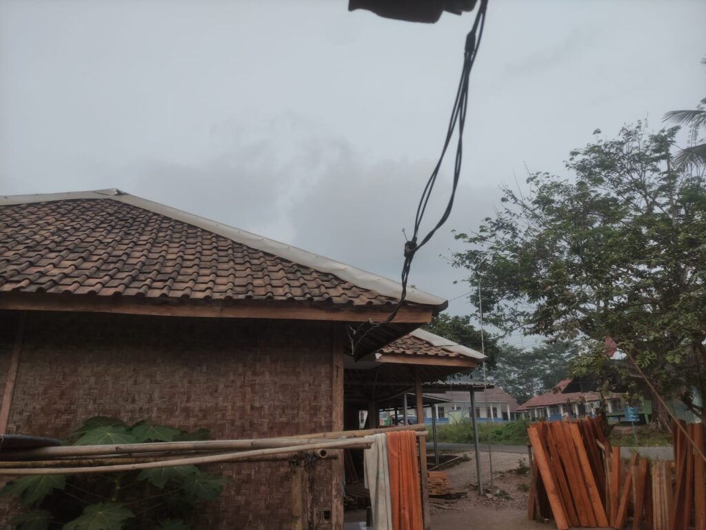 Erupsi Gunung Anak Krakatau, Warga Keluhkan Banyaknya Sebaran Abu Vulkanik di Halaman dan Atap Rumah