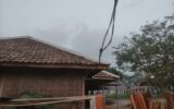 Erupsi Gunung Anak Krakatau, Warga Keluhkan Banyaknya Sebaran Abu Vulkanik di Halaman dan Atap Rumah