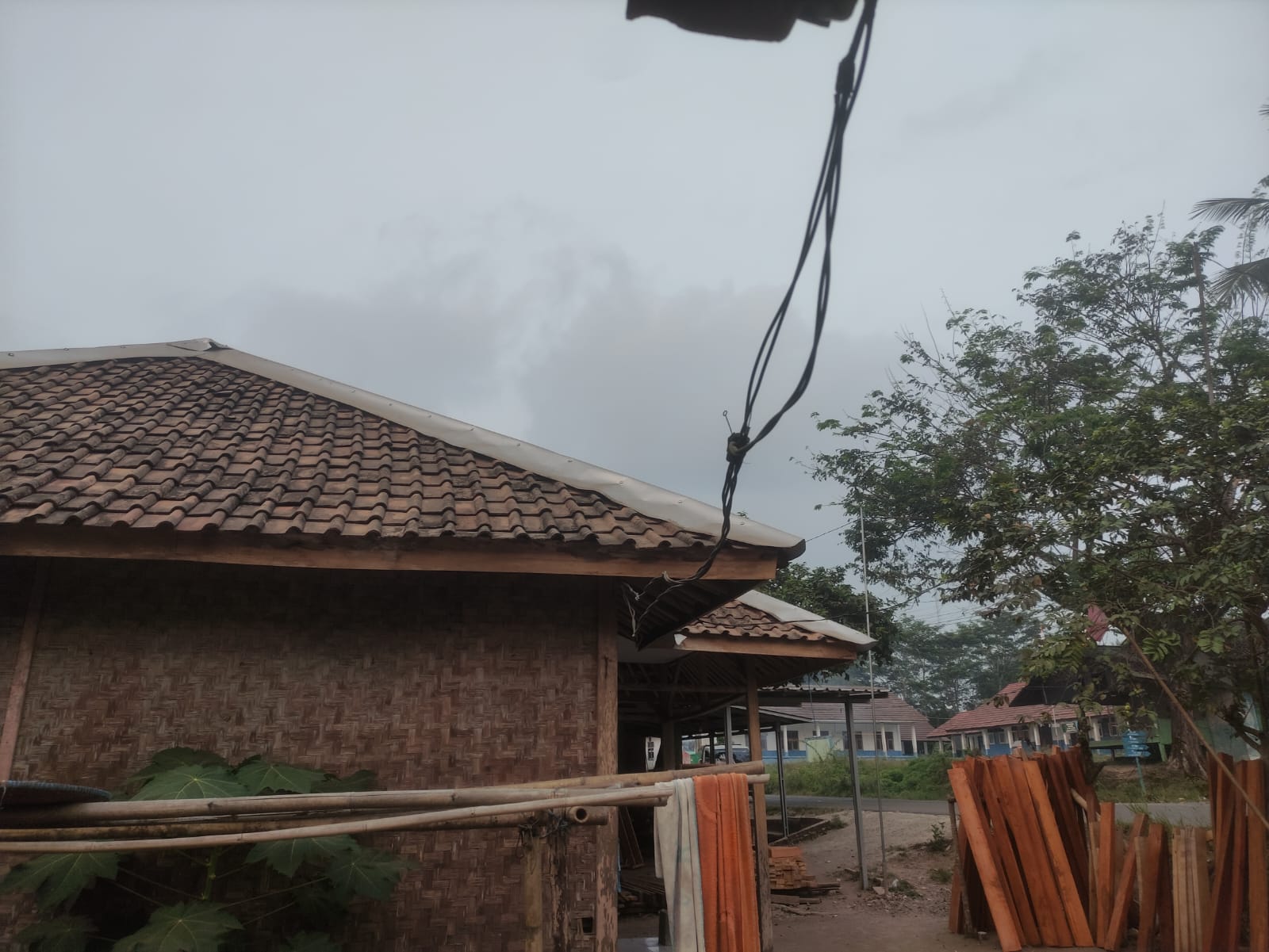 Erupsi Gunung Anak Krakatau, Warga Keluhkan Banyaknya Sebaran Abu Vulkanik di Halaman dan Atap Rumah