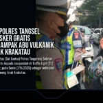 Sat Lantas Polres Tangsel Bagikan Masker Gratis Antisipasi Dampak Abu Vulkanik Gunung Anak Krakatau