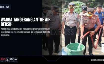 Warga Tangerang Antre Air Bersih